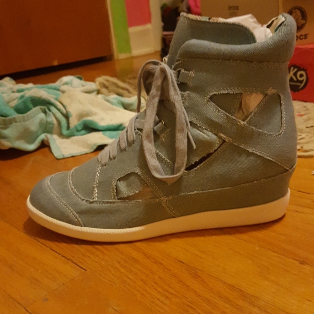 High top shoe